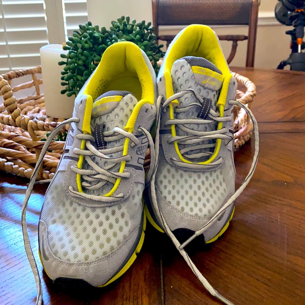 Tennis shoes